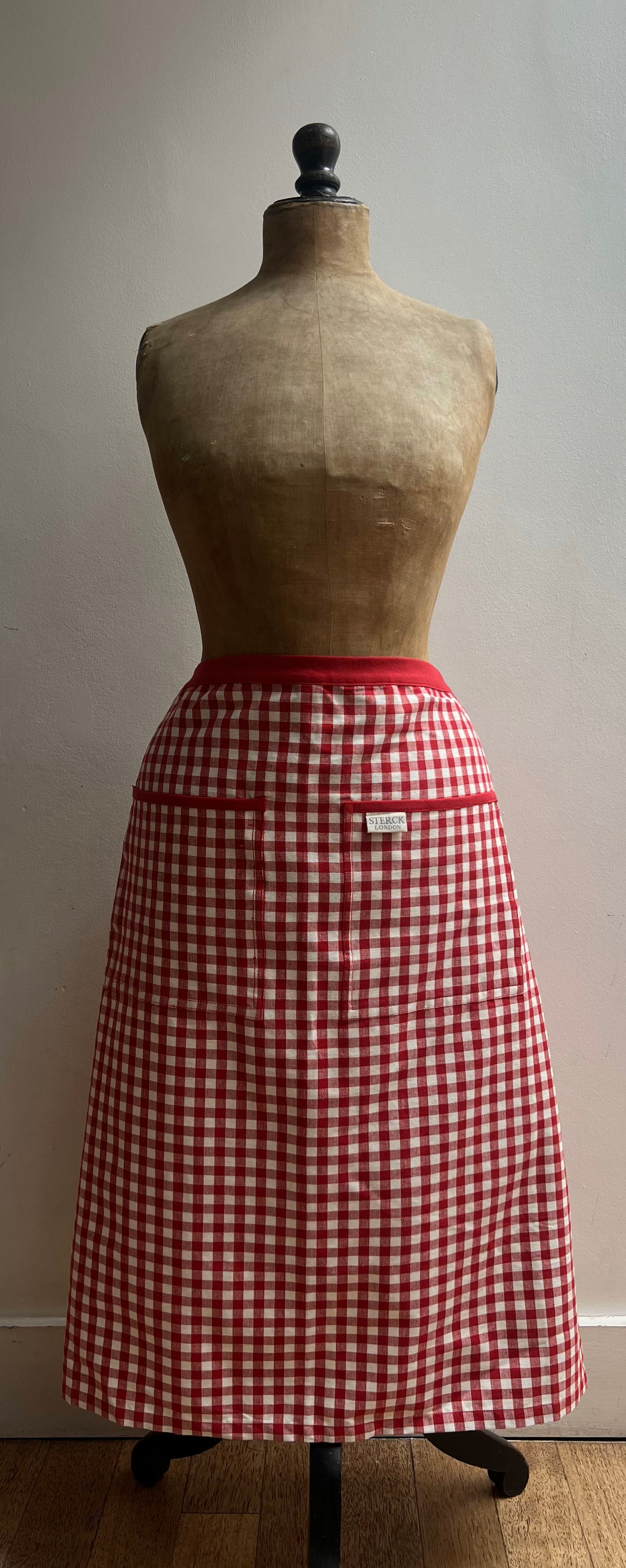 half apron - ziro red gingham