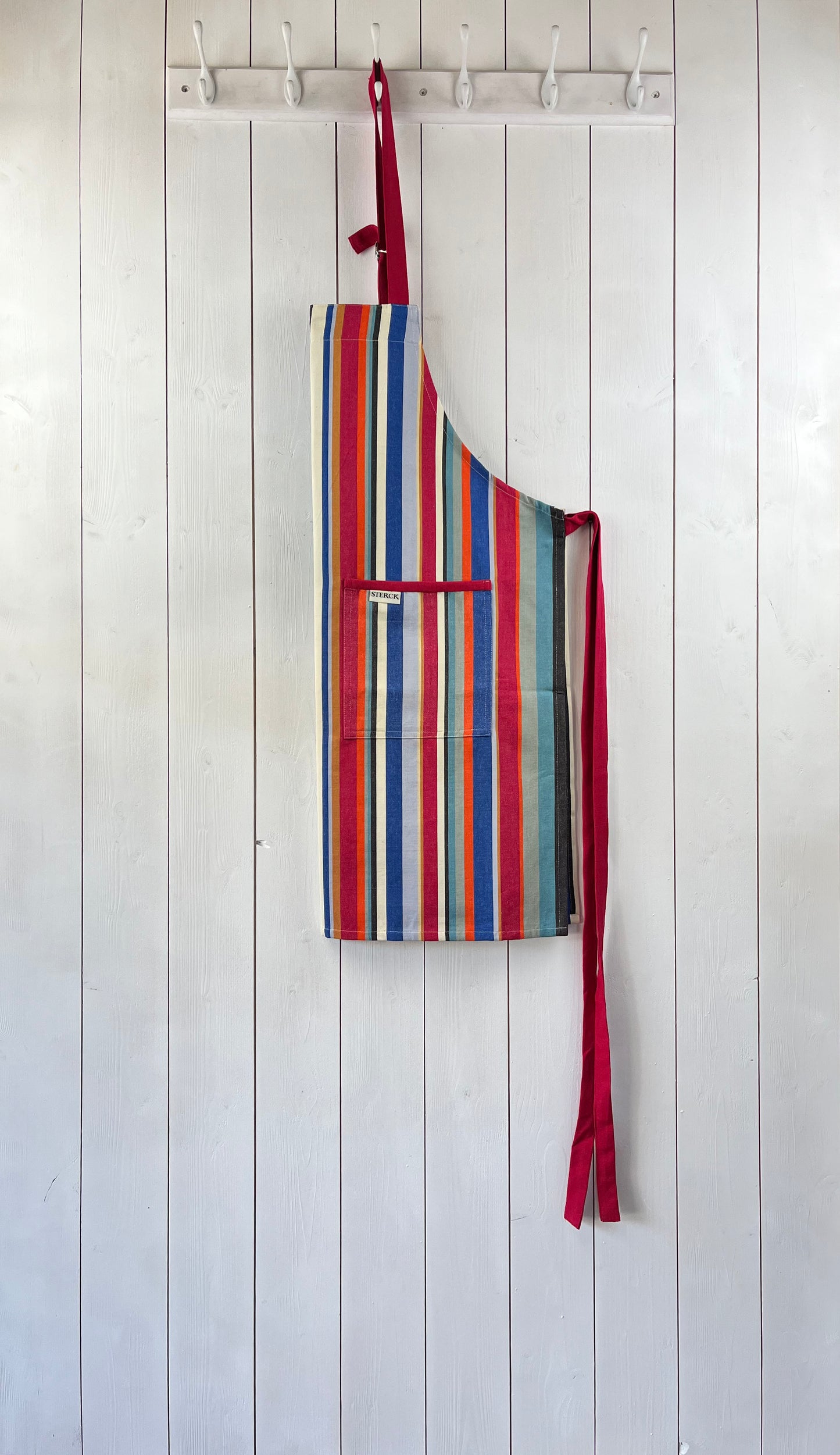 a modern and stylish stripy apron from sterck & co. 100% cotton.